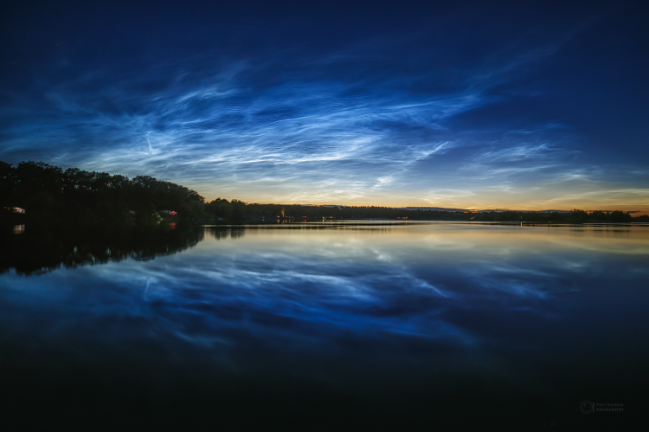 Noční svítící oblaka nad hladinou rybníku Hrádek z 5. července 2020. Foto: Petr Horálek/FÚ v Opavě.